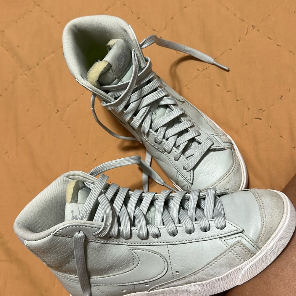 Nike Blazer Mid 77 Women's Grey and Withe Sneakers, Size 6.5